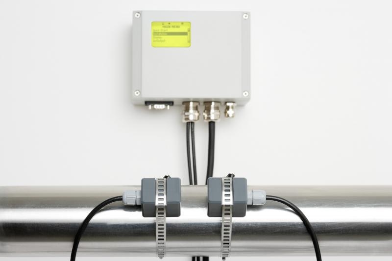 Bezinwazyjny przepływomierz ultradźwiękowy KATflow 100 - zainstalowany na rurociągu