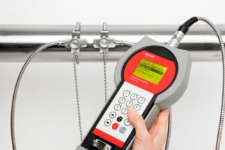 Wynajem bezinwazyjnych przepływomierzy ultradźwiękowych - Przenośny KATflow 200 w trakcie pracy