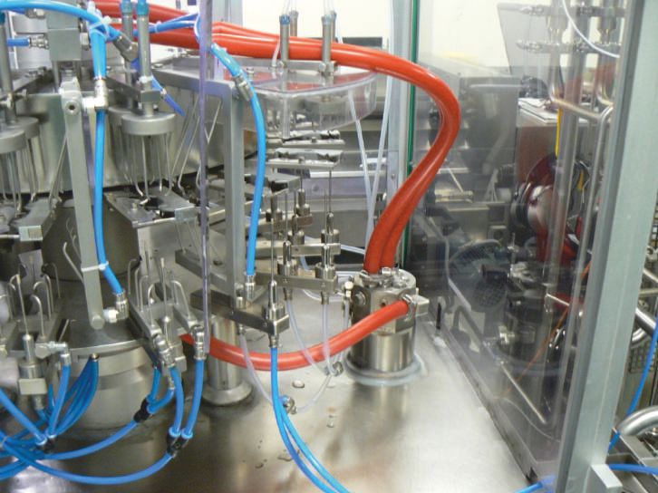Flowmax 44i w sektorze farmaceutycznym - maszyna czyszcząca do odczynników medycznych