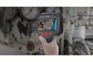Kamera akustyczna AI56 trzymana w ręce podczas pracy